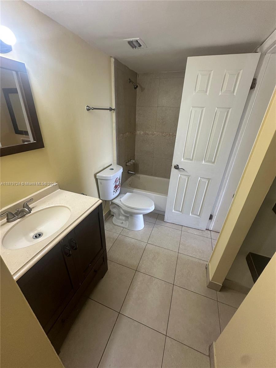 496 NW 165th St Rd D-311