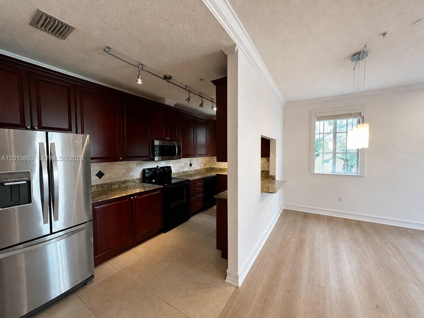 115 Mendoza Ave 202