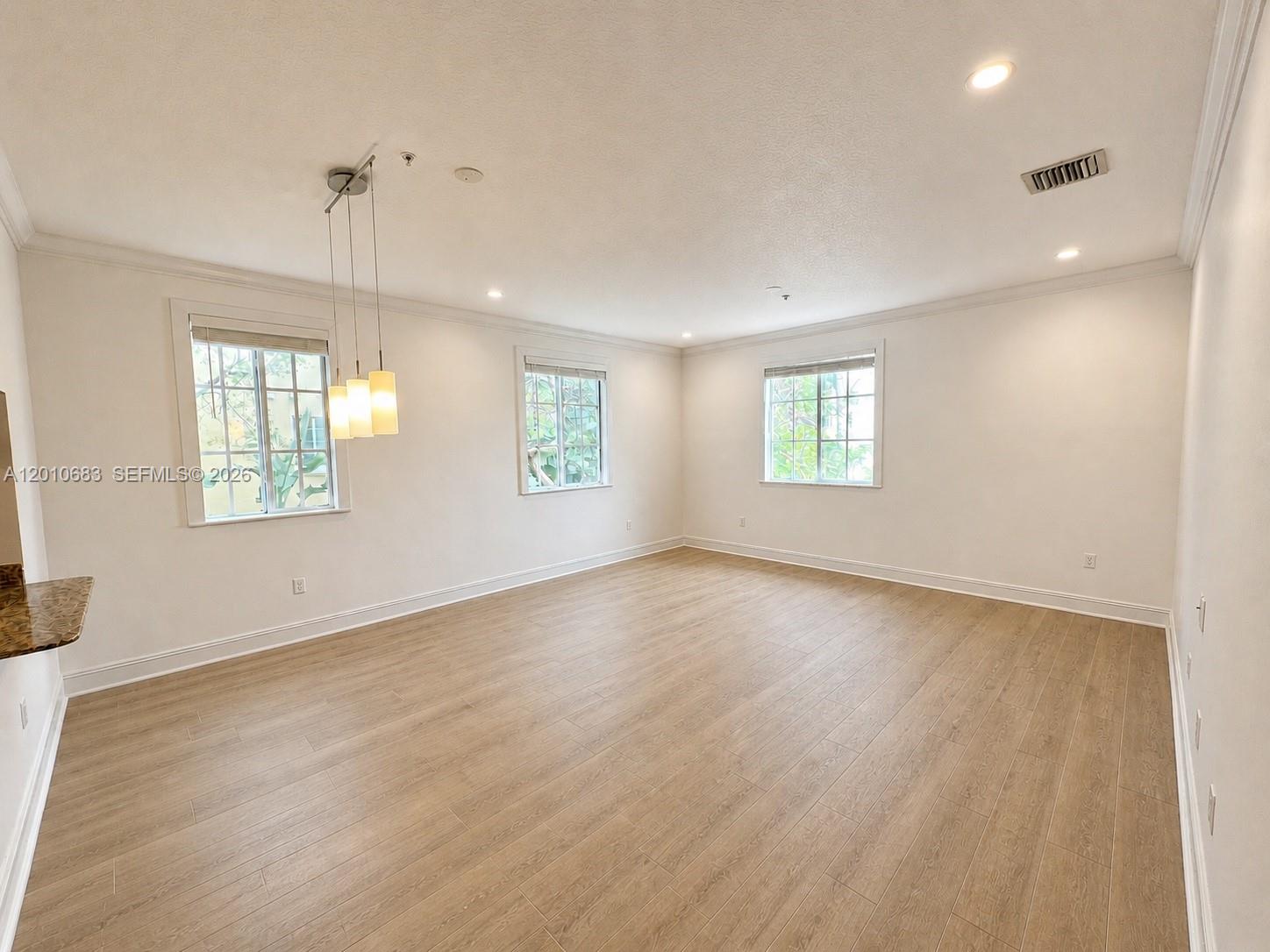 115 Mendoza Ave 202