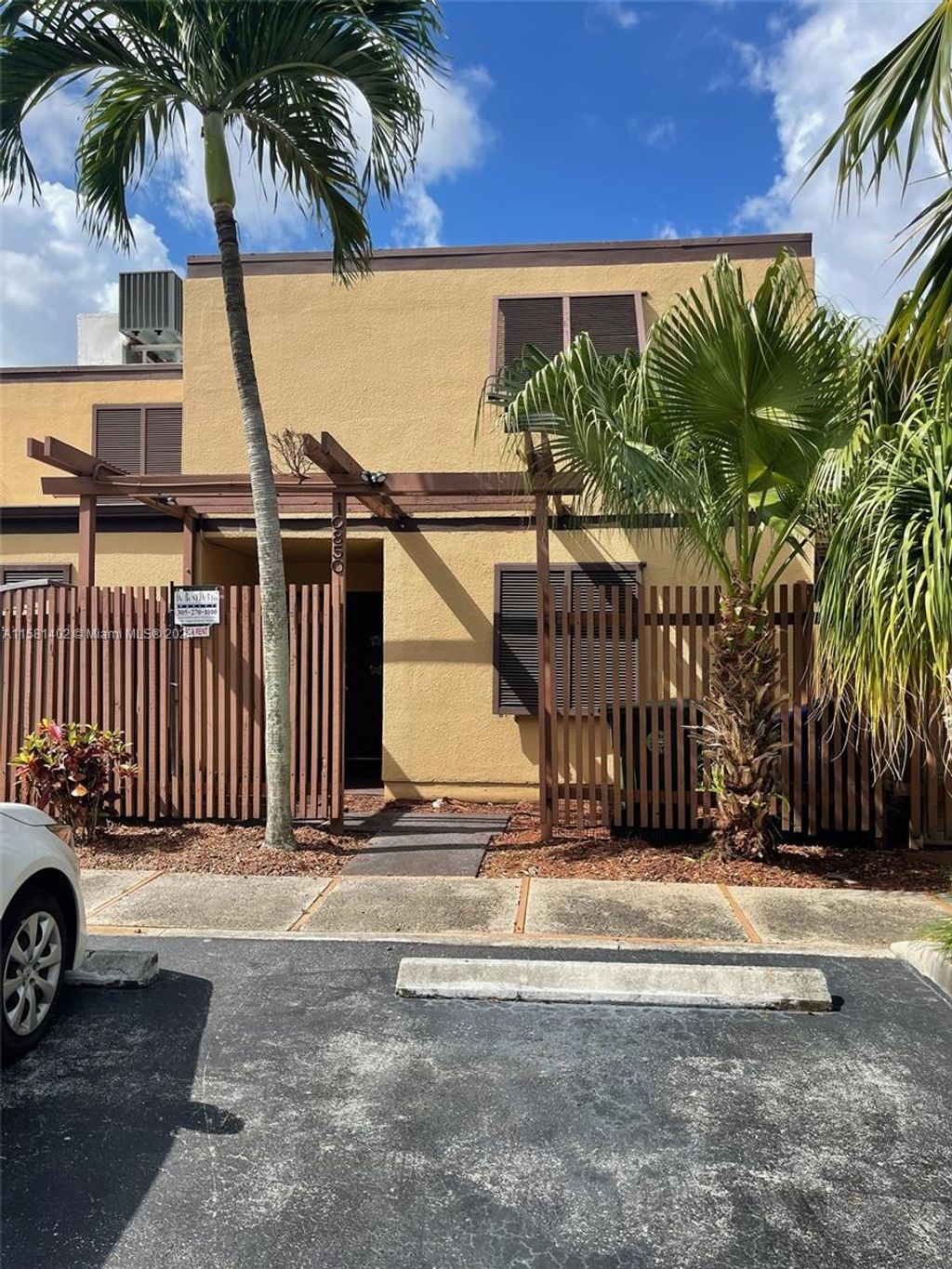 Photo of 10850 S Golfview Drive, Pembroke Pines, FL 33026 (MLS # A11581402)