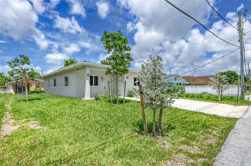 Photo of 707 NW 2nd Ter #-, Pompano Beach, FL 33060 (MLS # A12094370)