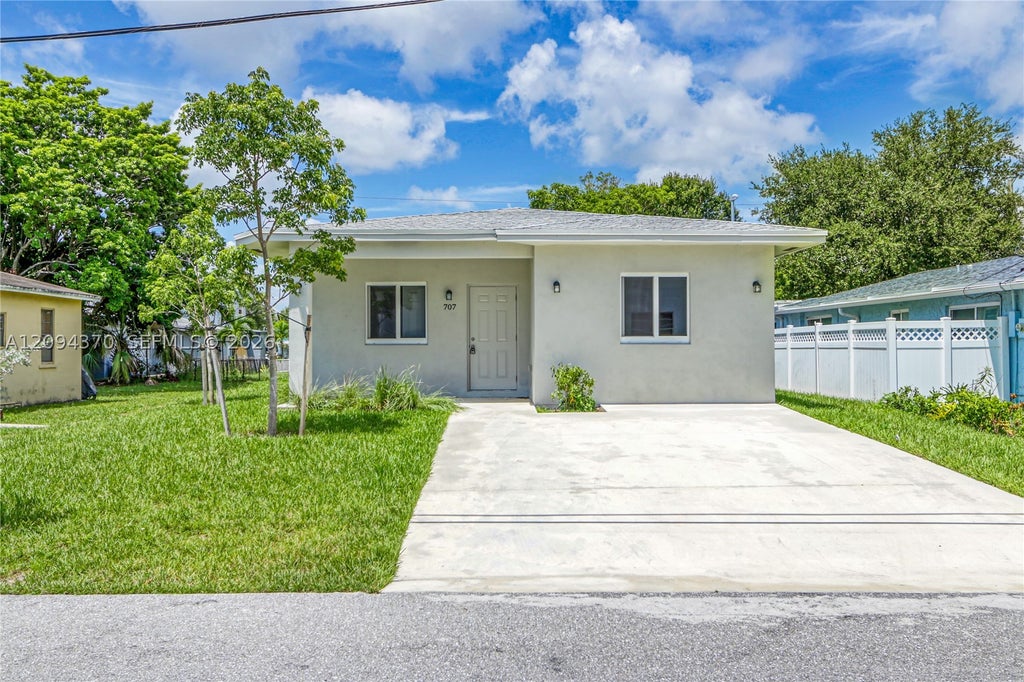 Photo of 707 NW 2nd Ter #-, Pompano Beach, FL 33060 (MLS # A12094370)