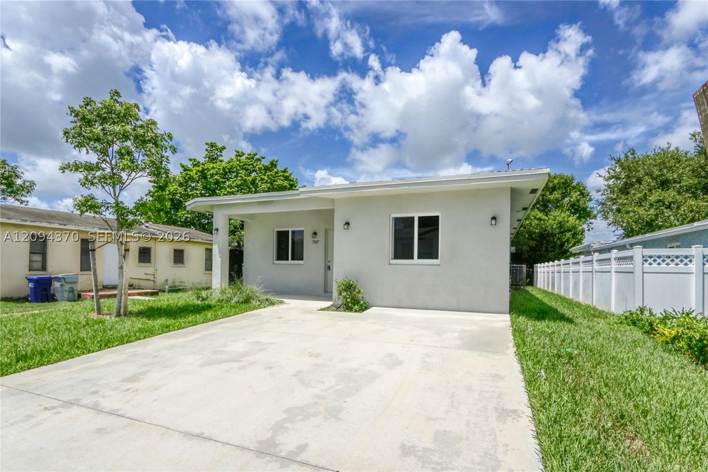 Photo of 707 NW 2nd Ter #-, Pompano Beach, FL 33060 (MLS # A12094370)