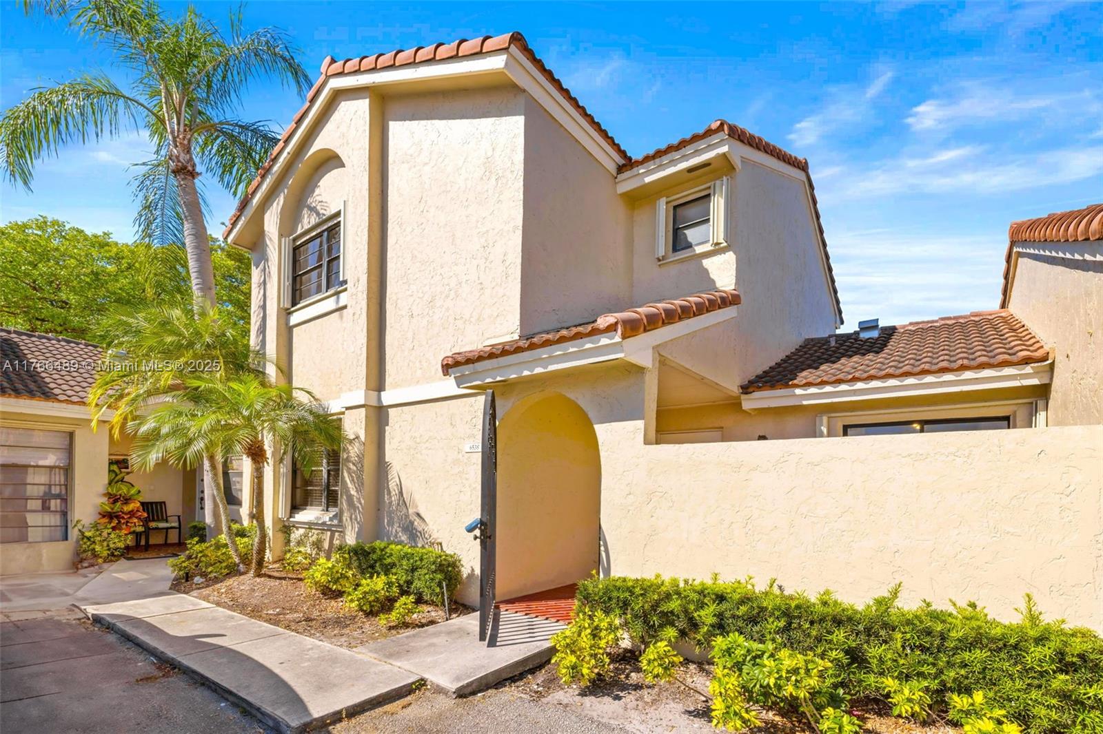 6538 Nw 170th Ln, Hialeah, Miami-Dade County, Florida - 3 Bedrooms  
2 Bathrooms - 
