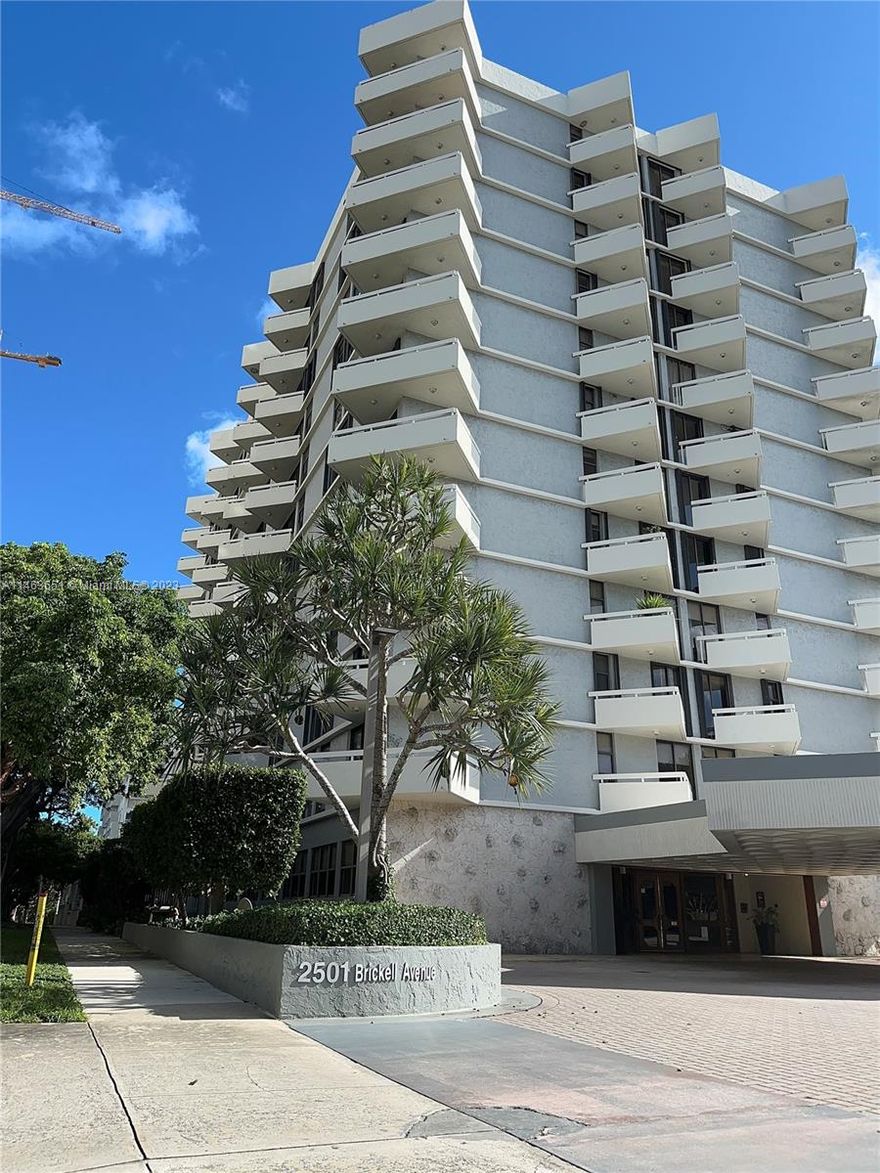 FULLY RENOVATED BEAUTIFUL 1 BEDROOM 2 FULL BATHS! PORCELANATO FLOORS, NEW APPLIANCES, LARGE WALK-IN CLOSET, IMMACULATELY MAINTAINED! AMENITIES INCLUDE: TENNIS, BILLIARDS, SWIMMING POOL, FITNESS CENTER & PARTY ROOM! PLENTY OF FREE GUEST PARKING!