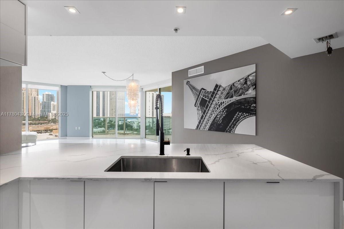 ST TROPEZ ON THE BAY II - Residential