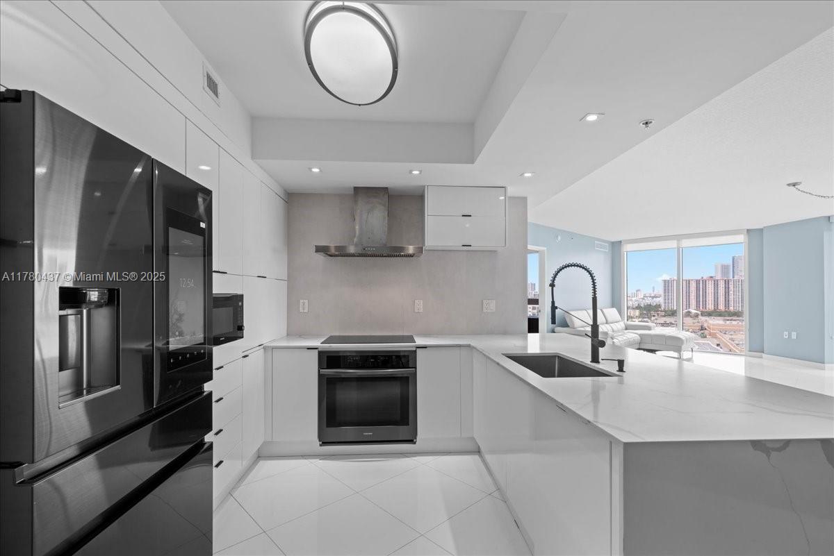 ST TROPEZ ON THE BAY II - Residential