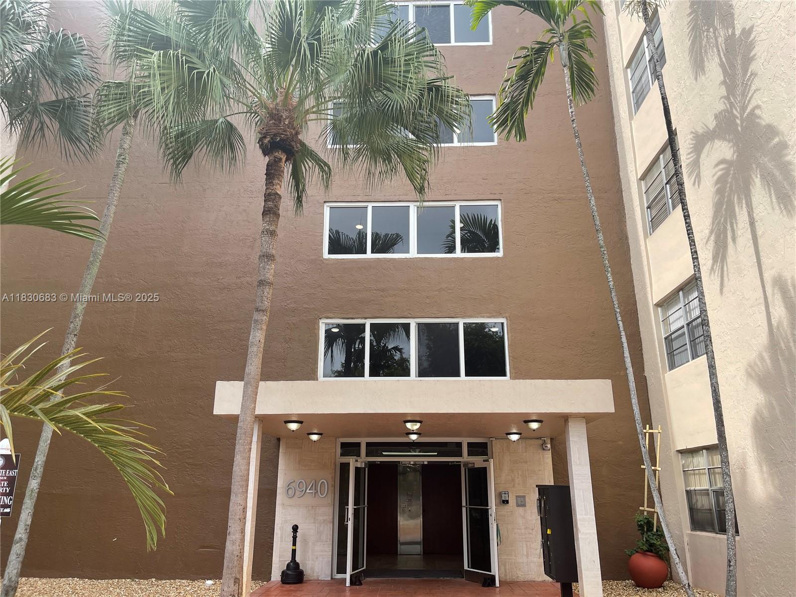 Spacious 1-bedroom, 1-bathroom apartment in Coral Gate East condo, good-sized walk-in closet. Ideally situated within walking distance to a variety of shops and restaurants. Enjoy the convenience of easy access to major highways.
This community features fantastic amenities, including a refreshing swimming pool, a gym, and a playground for outdoor enjoyment. With security patrol for added peace of mind, you can feel safe and secure at home.