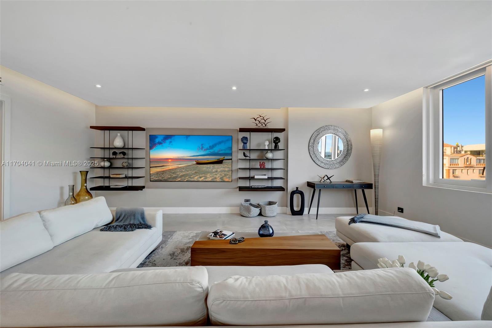 2301 Collins Ave 634/635