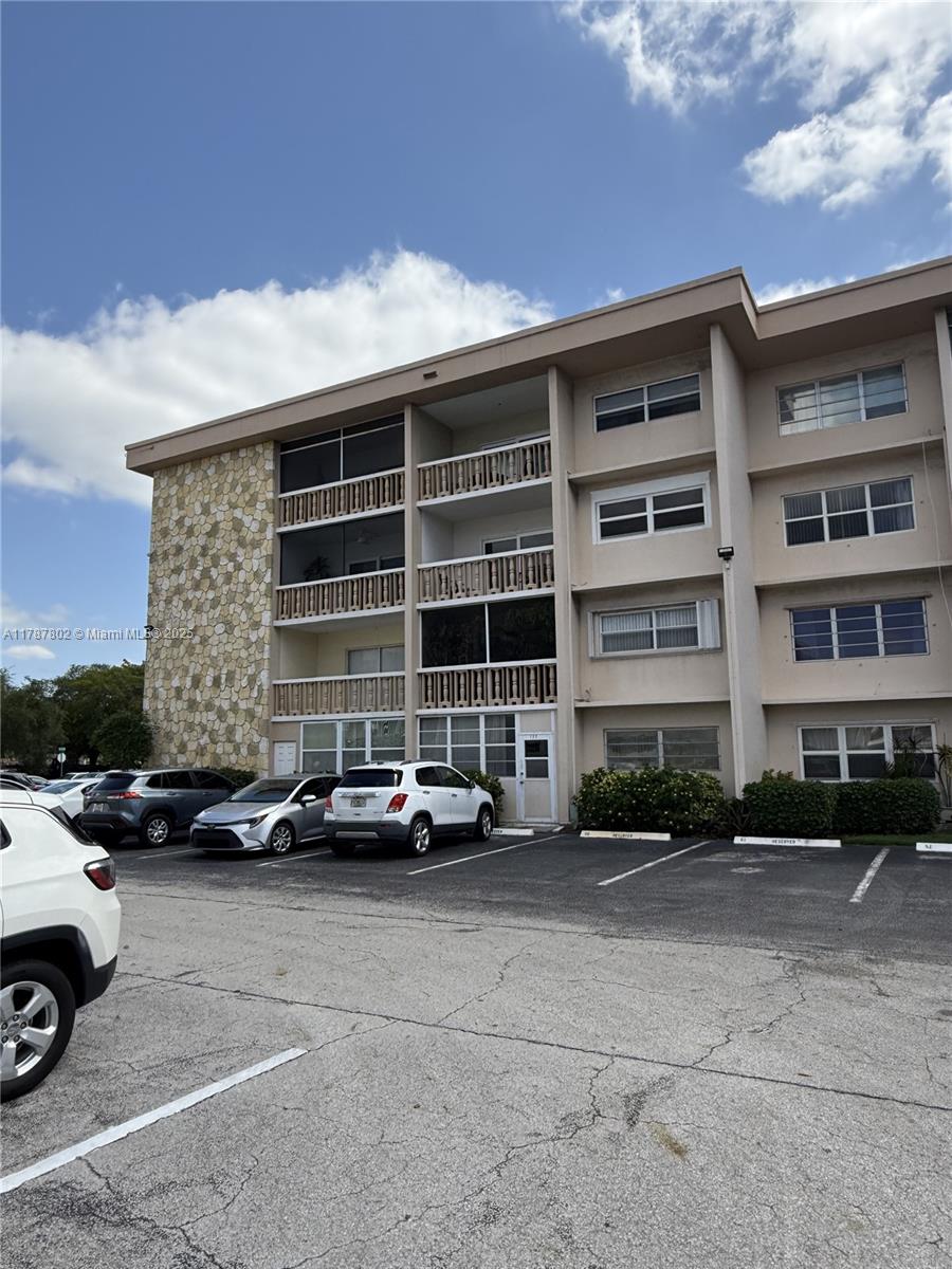410 Se 2nd St 122, Hallandale Beach, Broward County, Florida - 2 Bedrooms  
1 Bathrooms - 