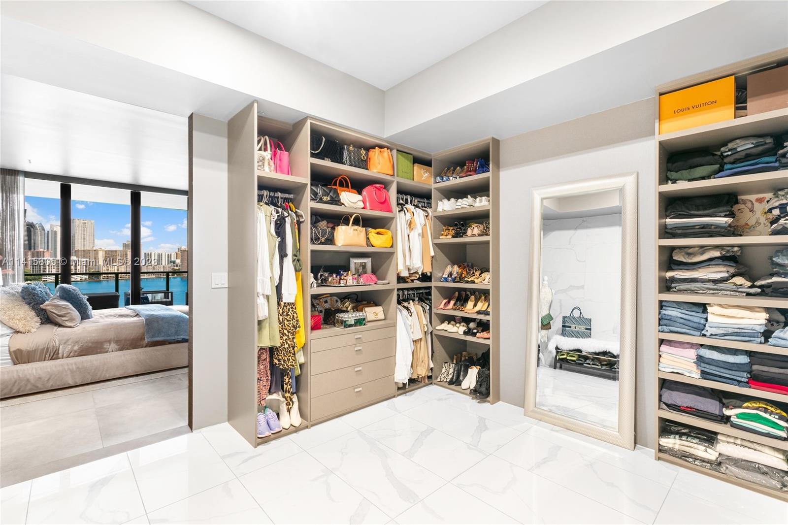 PRIVE CONDO - Residential