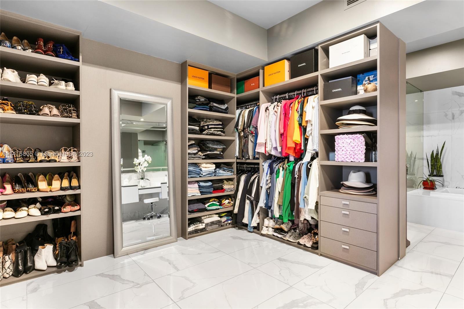 PRIVE CONDO - Residential