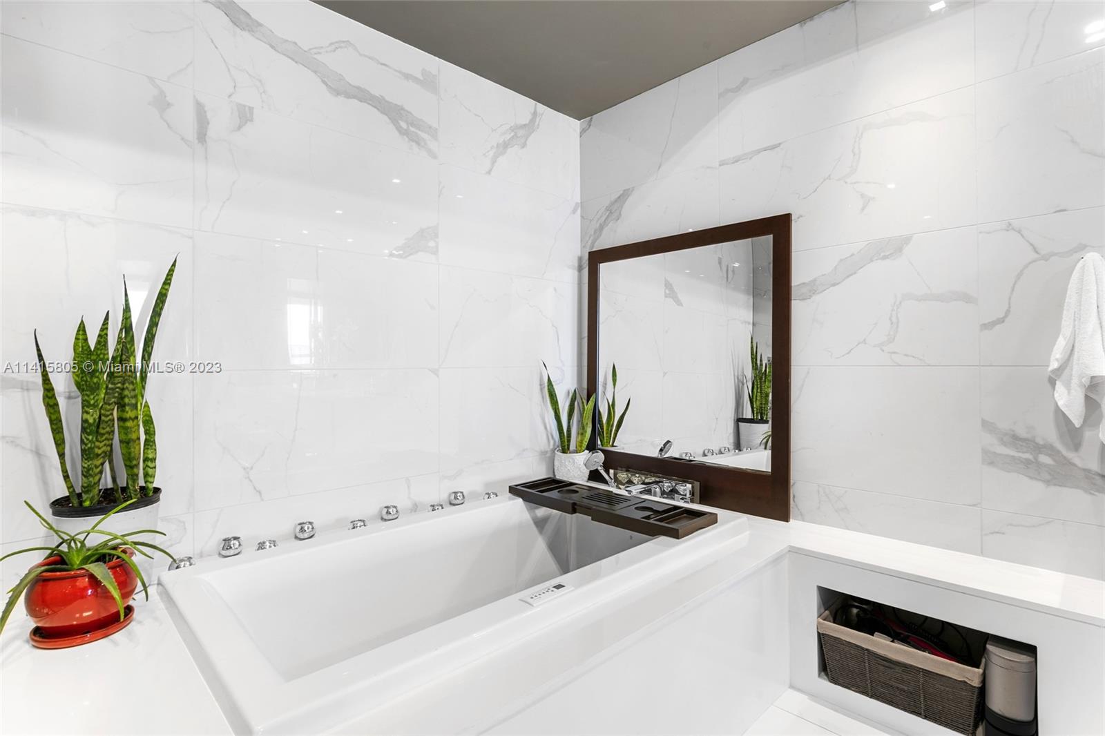 PRIVE CONDO - Residential