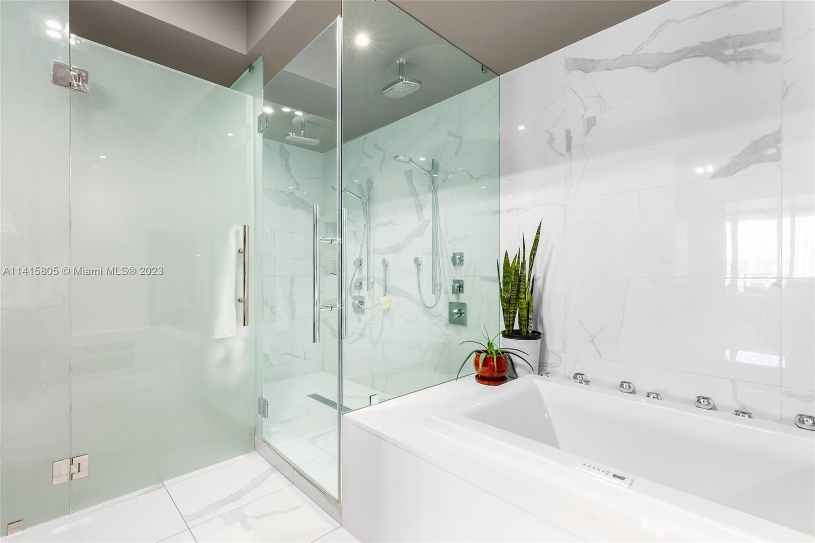 PRIVE CONDO - Residential