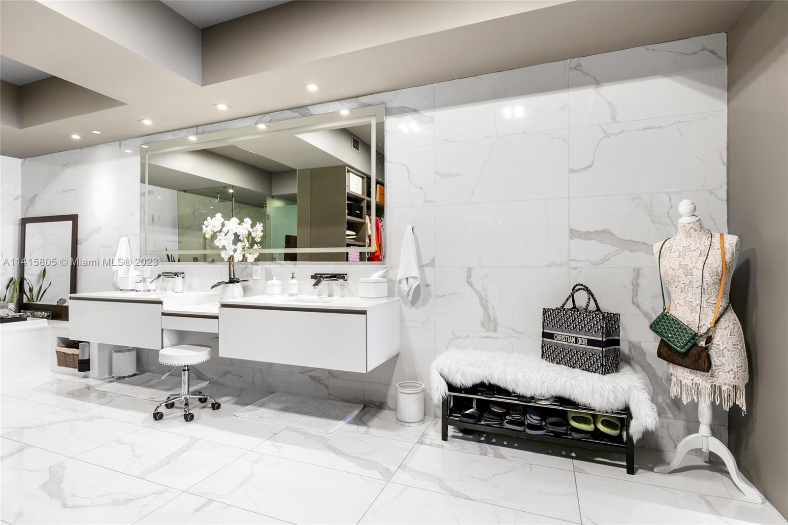 PRIVE CONDO - Residential