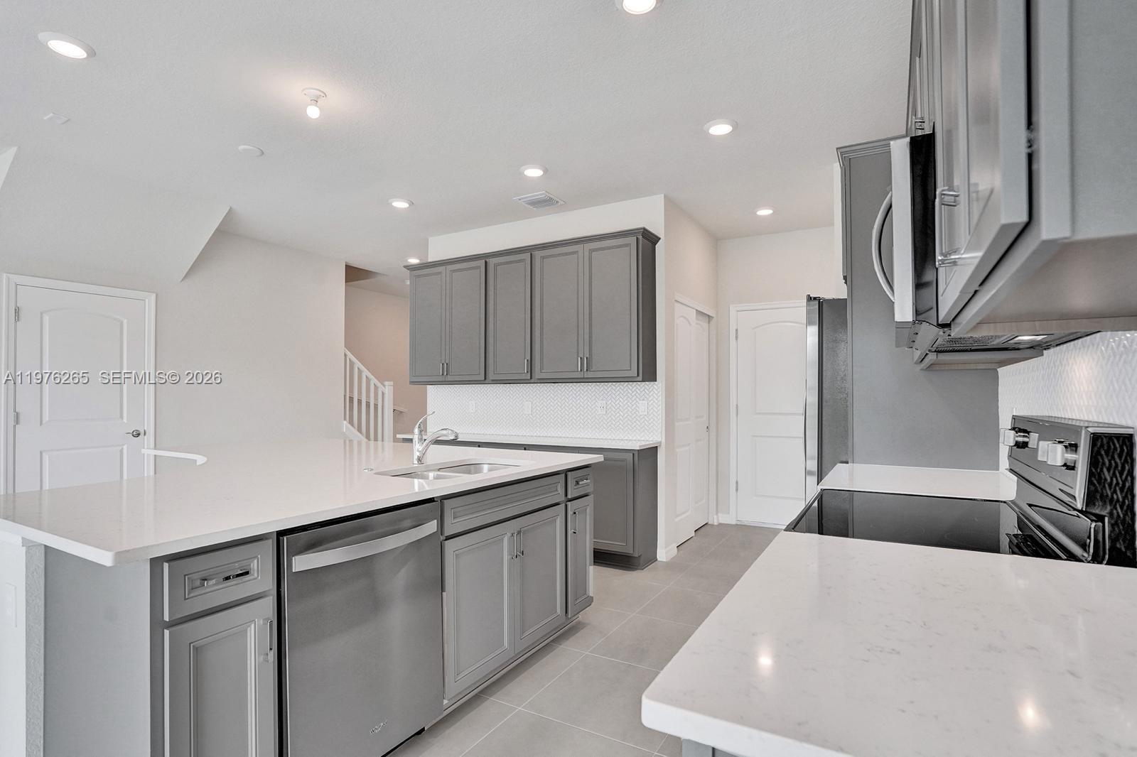 OAK TREE PROPERTY REDEVEL - Residential Lease