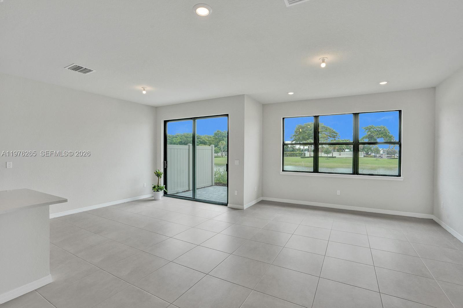 OAK TREE PROPERTY REDEVEL - Residential Lease