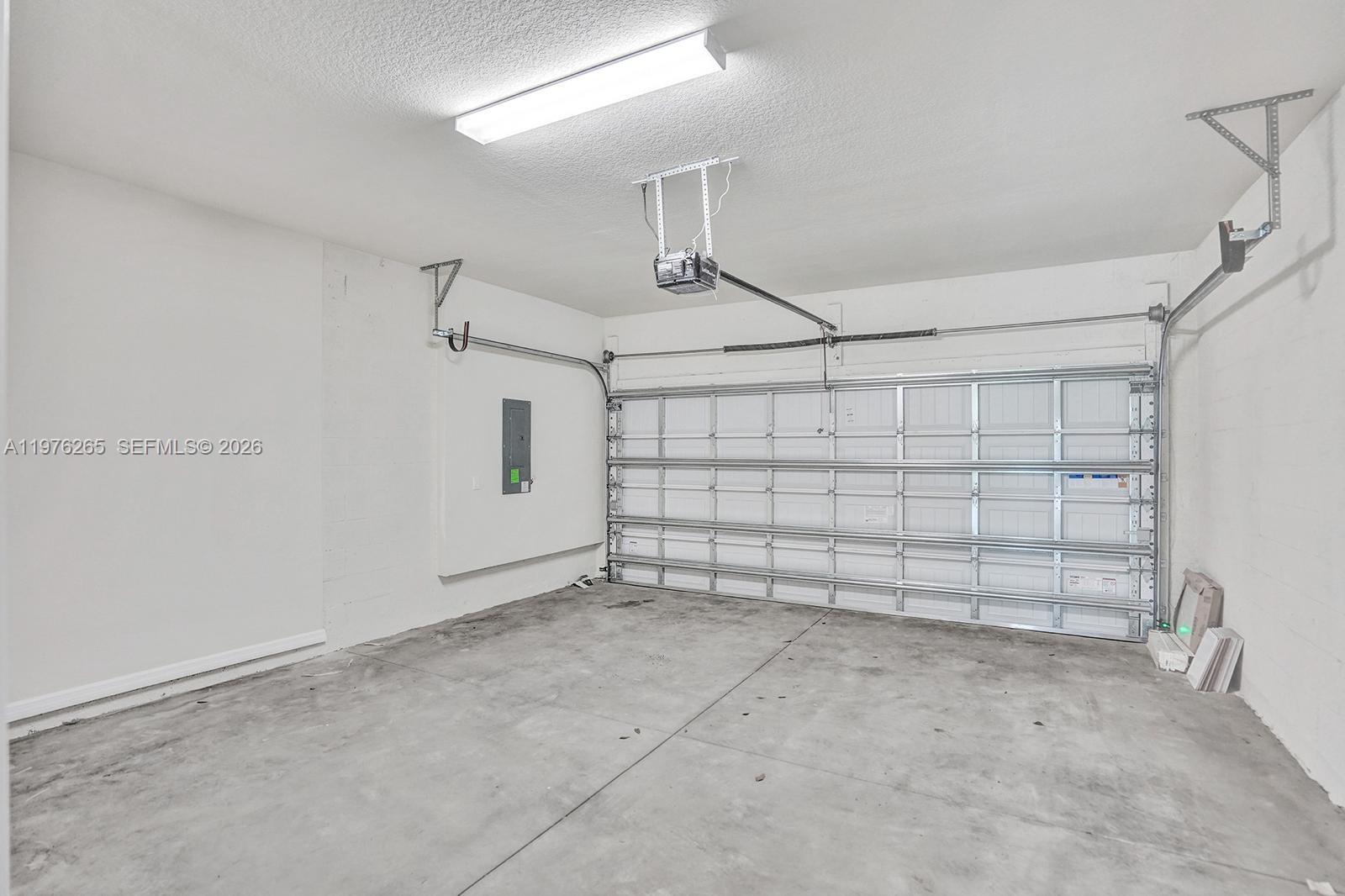 OAK TREE PROPERTY REDEVEL - Residential Lease