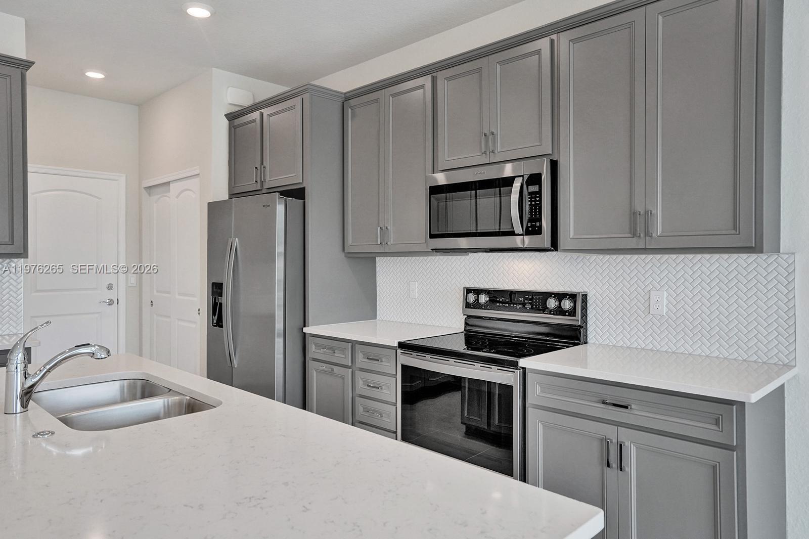 OAK TREE PROPERTY REDEVEL - Residential Lease