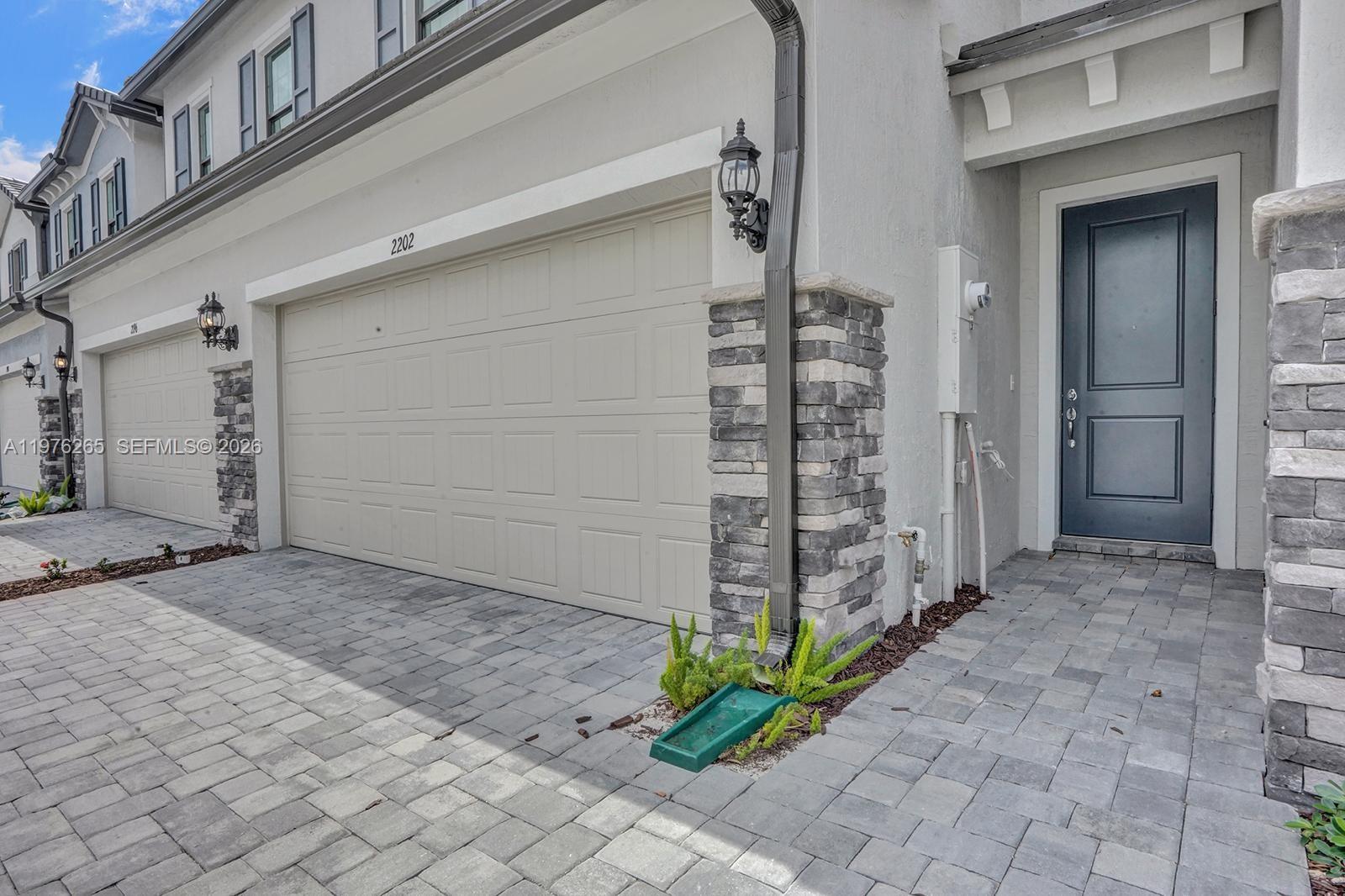 OAK TREE PROPERTY REDEVEL - Residential Lease