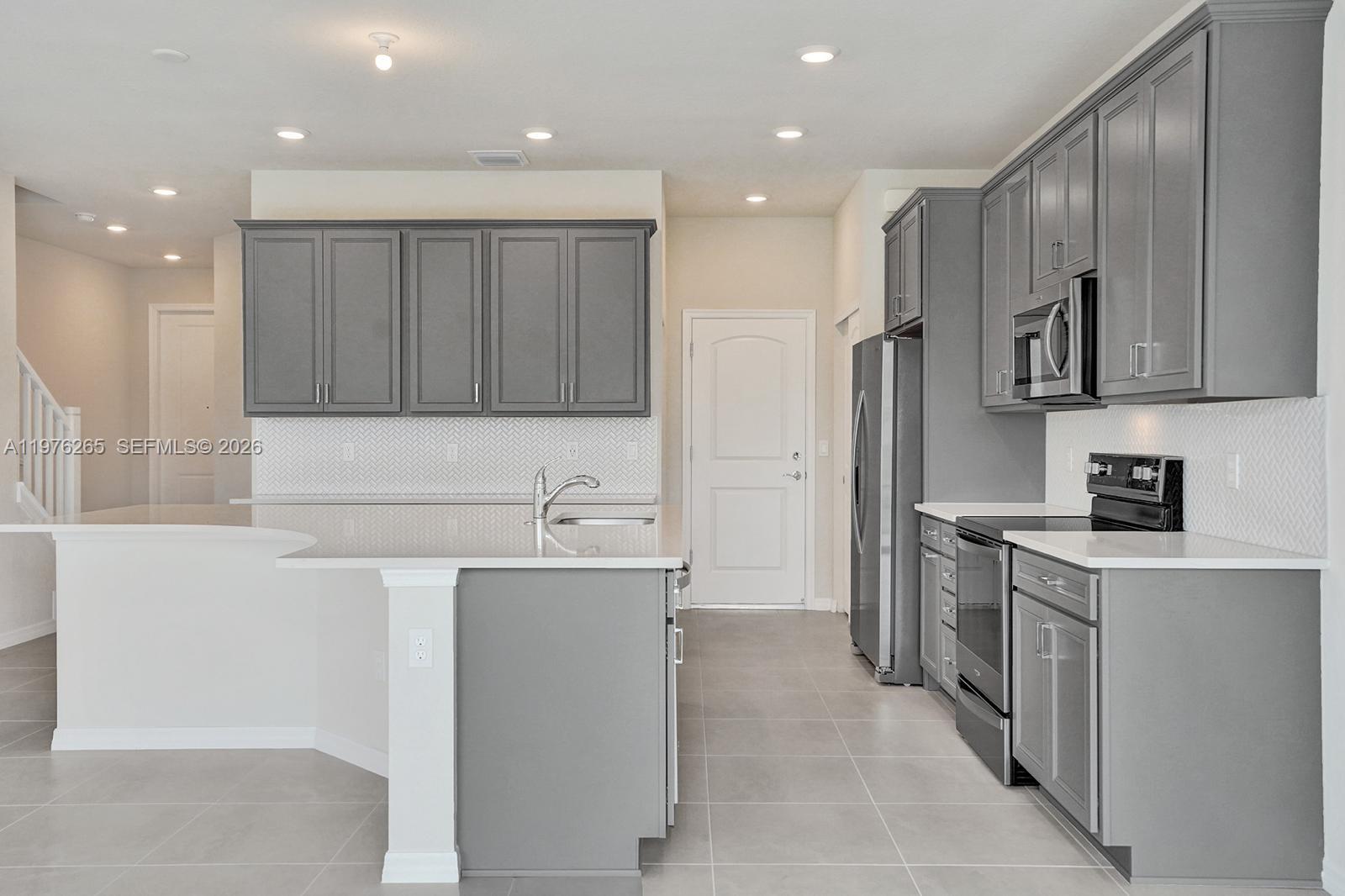 OAK TREE PROPERTY REDEVEL - Residential Lease