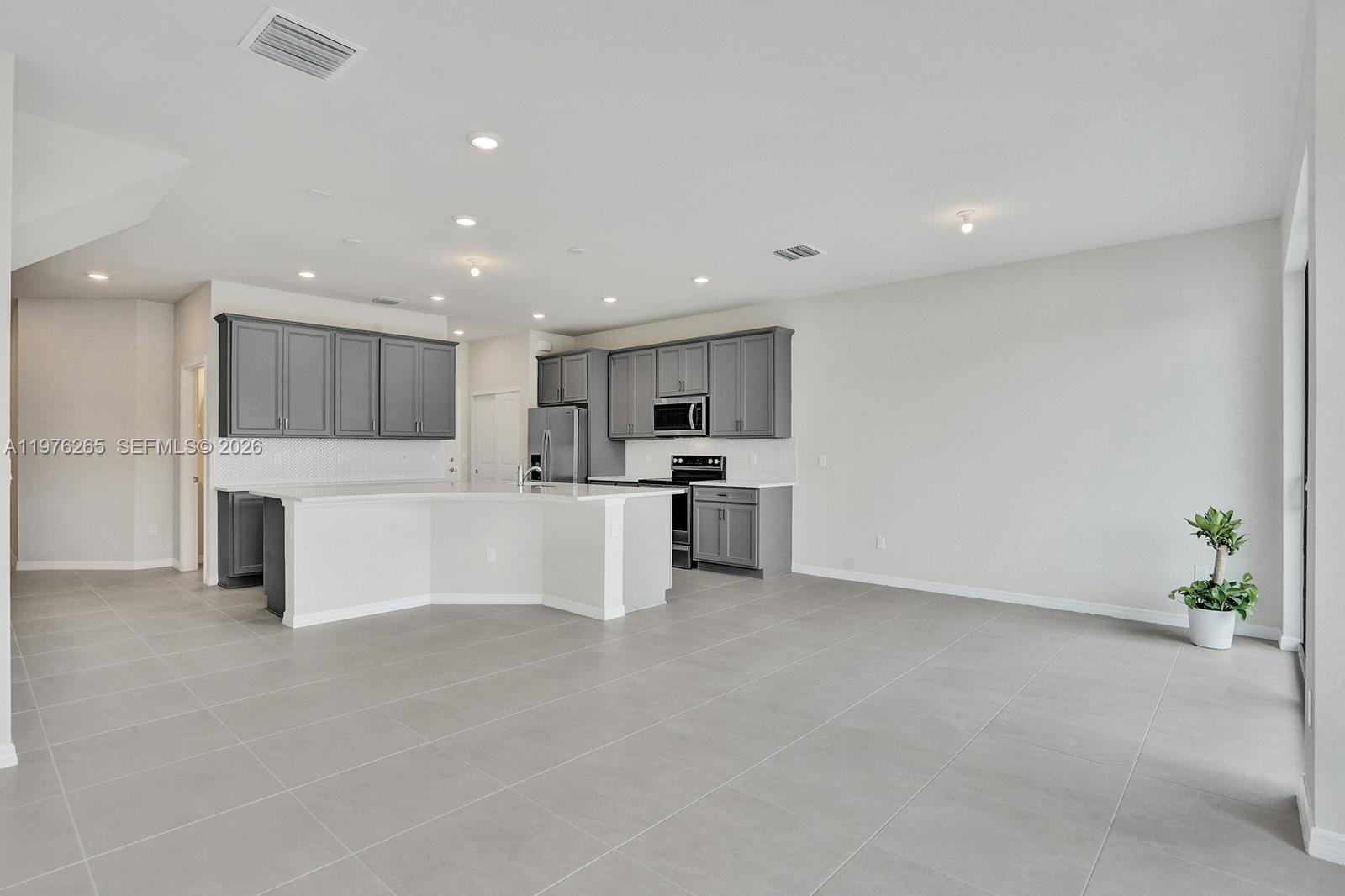 OAK TREE PROPERTY REDEVEL - Residential Lease