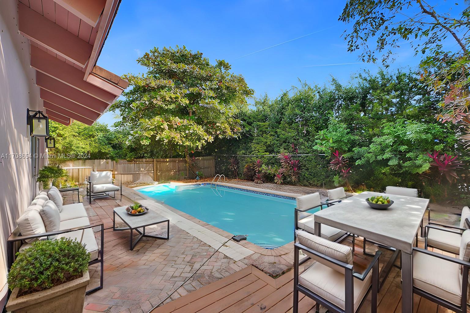 GOLDEN BEACH SEC E - Residential