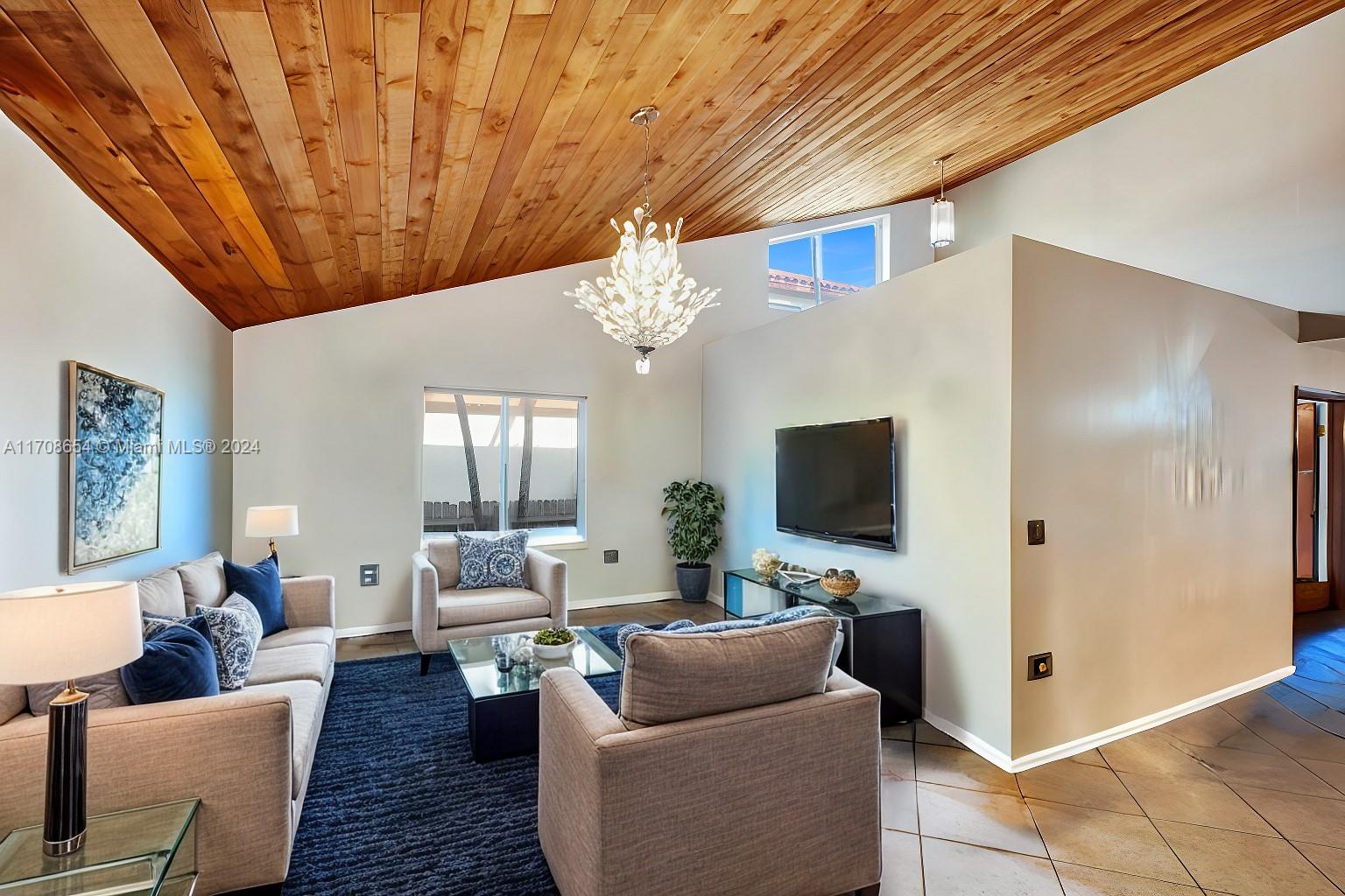 GOLDEN BEACH SEC E - Residential