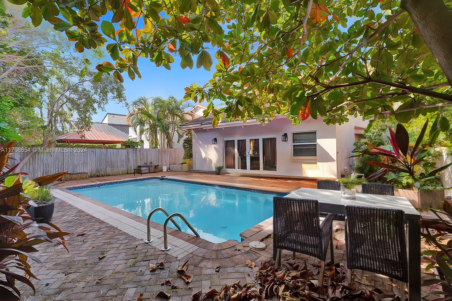 GOLDEN BEACH SEC E - Residential