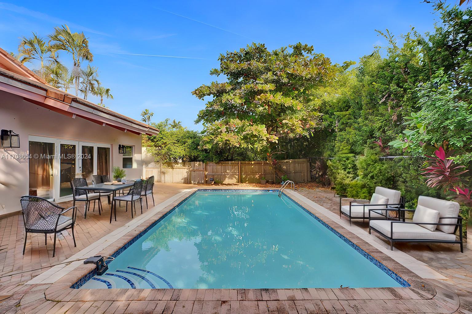 GOLDEN BEACH SEC E - Residential