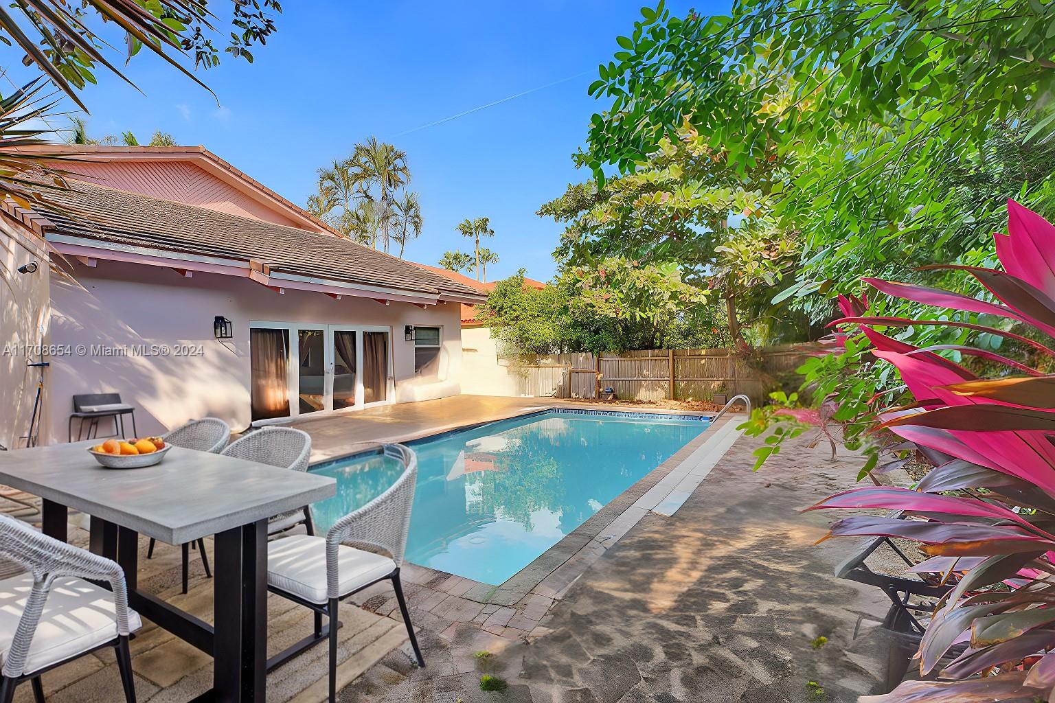 GOLDEN BEACH SEC E - Residential