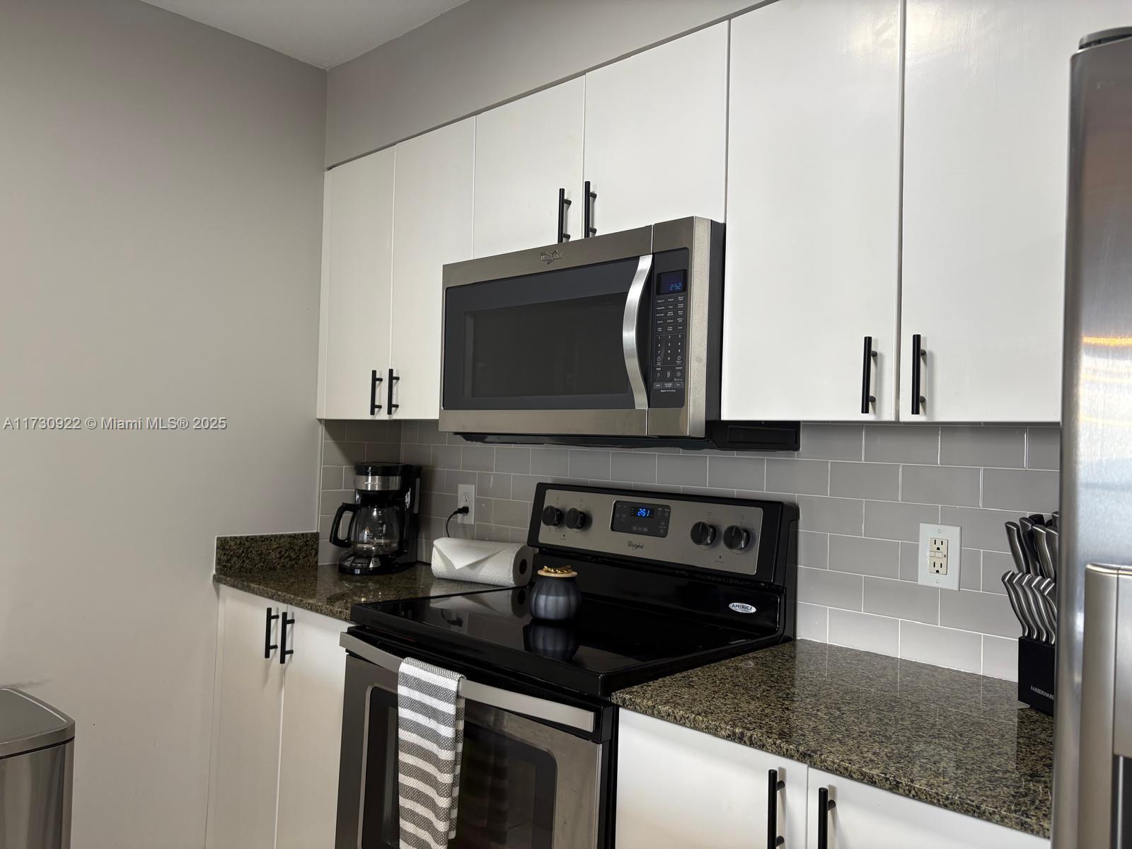 Excellent Location, at the heart of the Brickell Financial District. Great Investment Opportunity. Corporate rentals and SHORT TERM RENTALS, Assigned Parking and Valet service for second vehicle plus guest parking. Frond Desk and valet services. 2 Pools, Gym and Spa. Brickell Center and Mary Village around the Corner. Partial view to Ocean. Great ROI! BONUS ** Fully Furnished ! ***