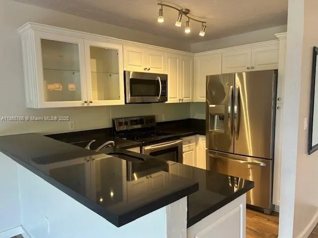 Miami, Florida 33143, United States, 1 Bedroom Bedrooms, ,2 BathroomsBathrooms,Residential,Active,198315