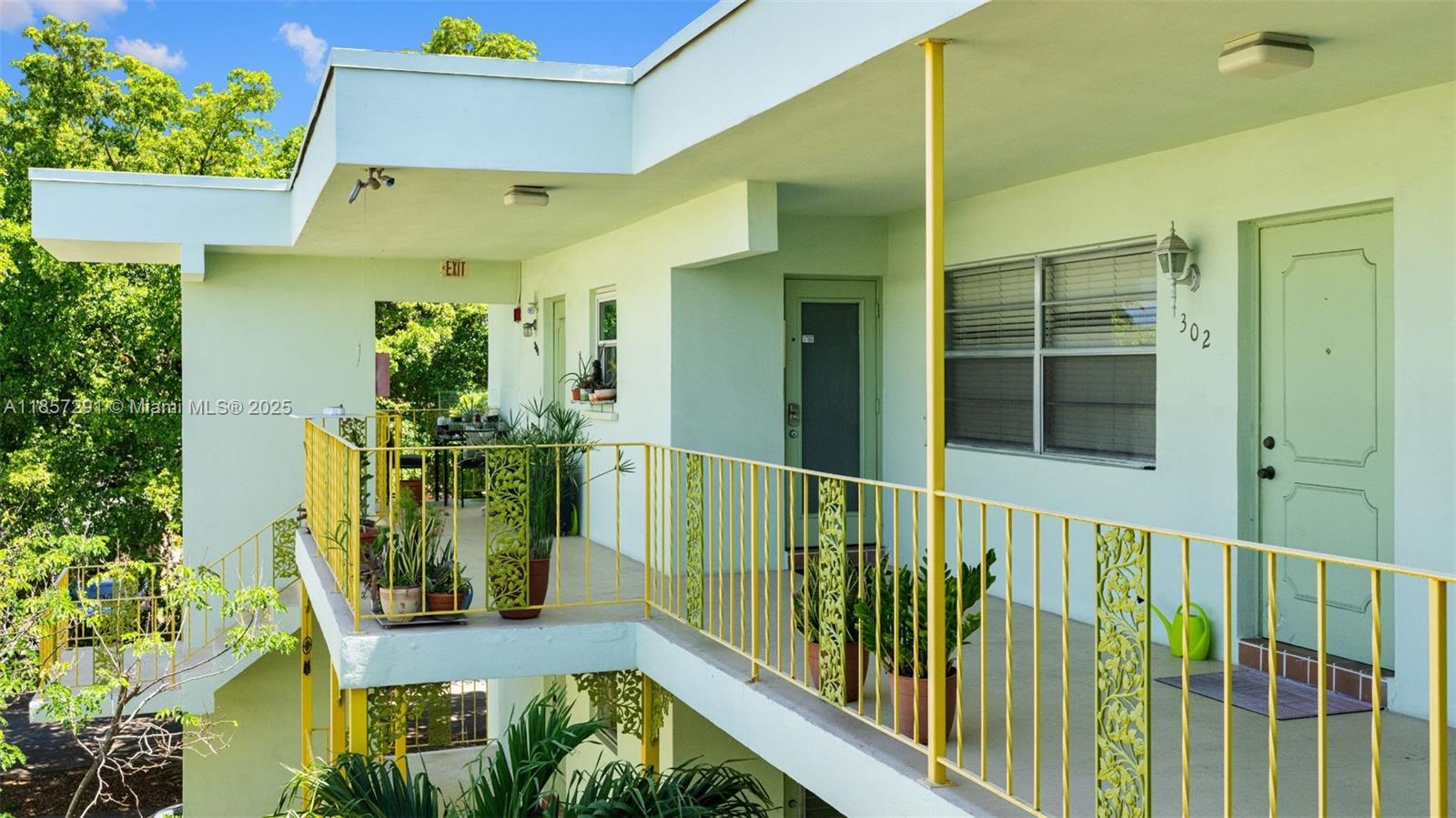 Come see this bright 1-bedroom, 1-bath apartment in a quiet, well-maintained building close to Downtown Hollywood’s restaurants and shops—just a 10-minute drive to beautiful Hollywood Beach. Enjoy a spacious living room, dining area, and kitchen with plenty of cabinet space. Central A/C and large windows provide comfort and natural light. The bedroom offers generous closet space. Offers the essentials in a quiet, well-connected neighborhood—everything you need, right where you need it.