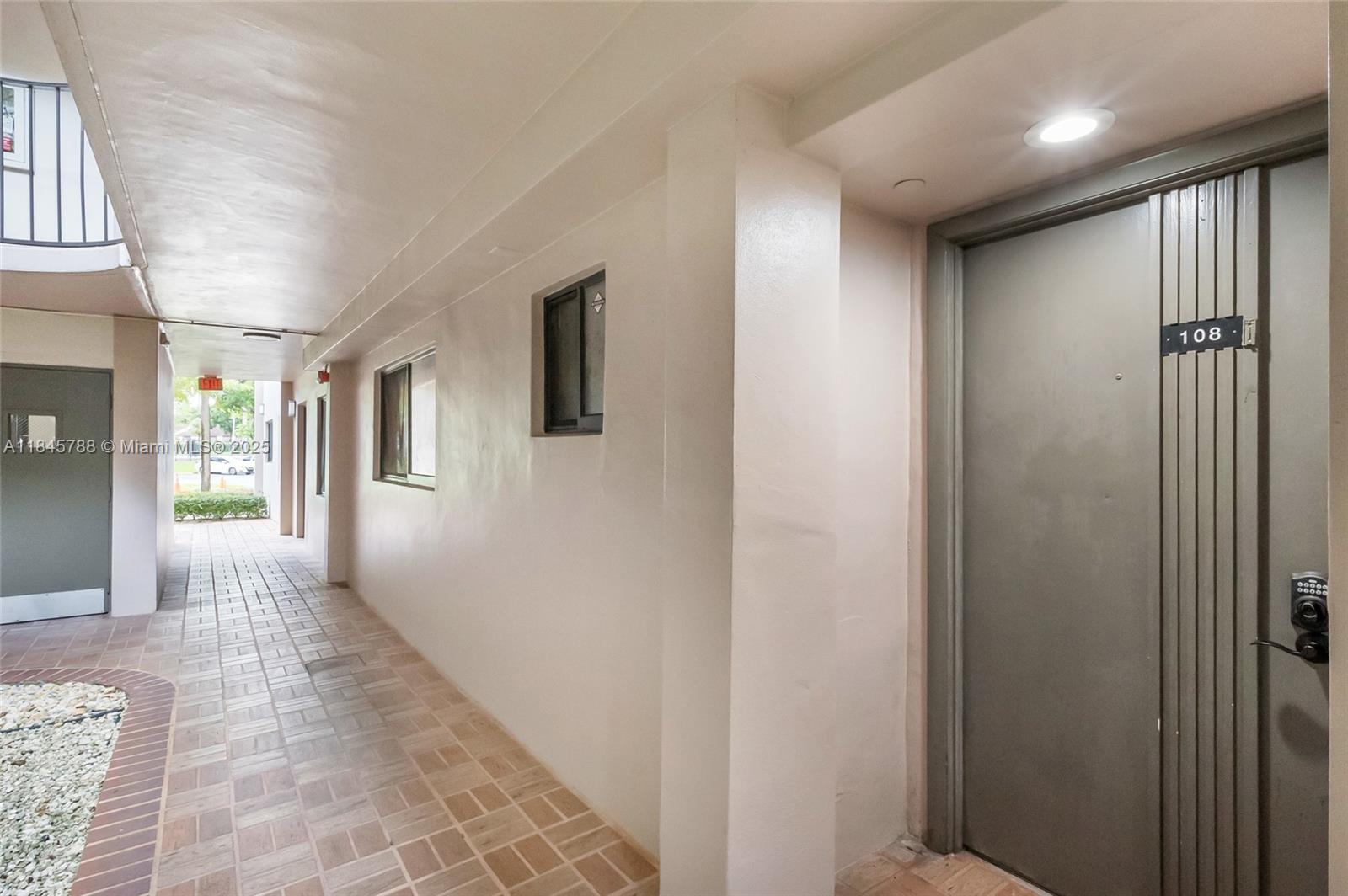 HORIZONS WEST CONDO #9 - Residential