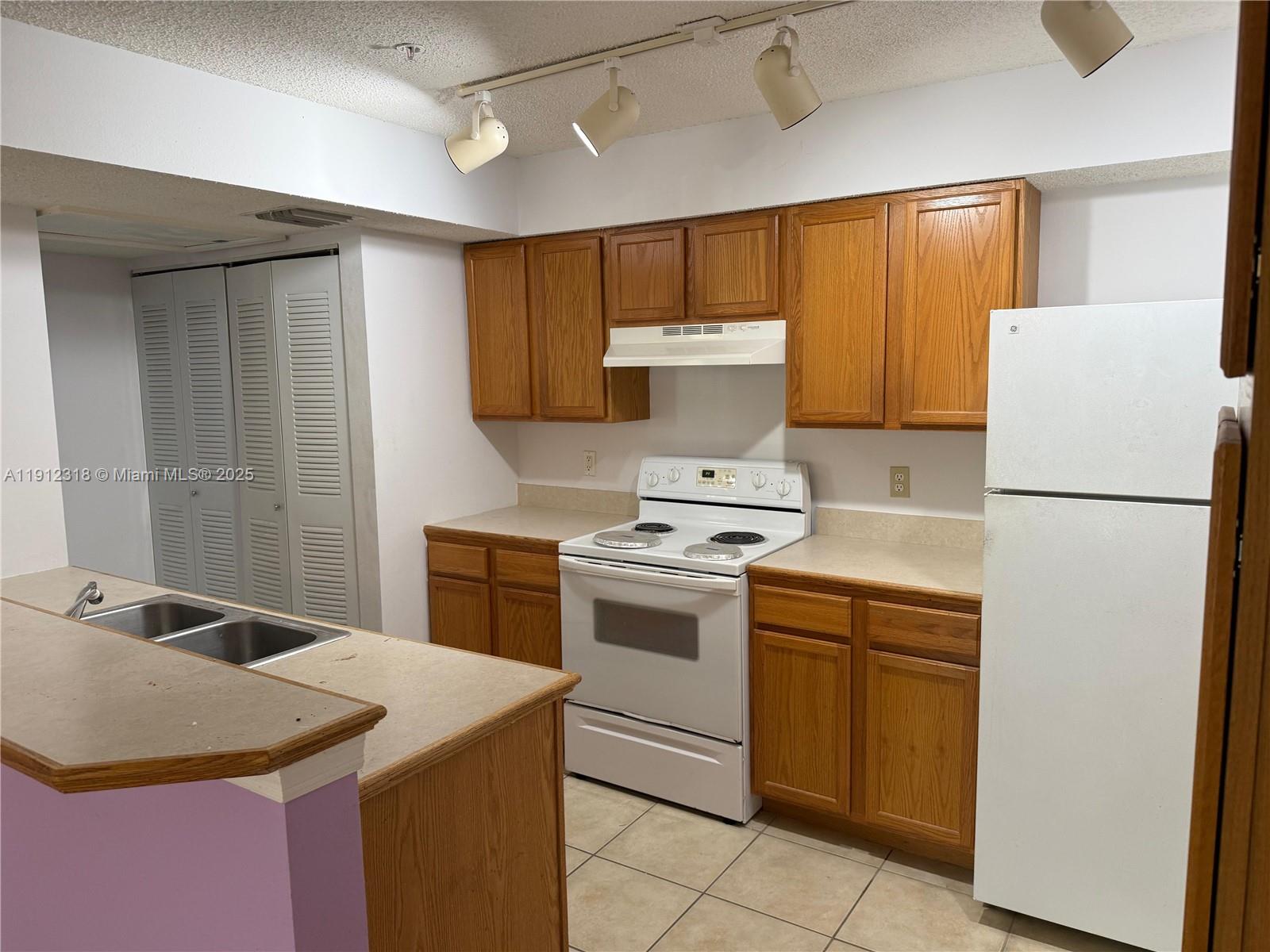 NOB HILL LANDINGS CONDOMI - Residential Lease