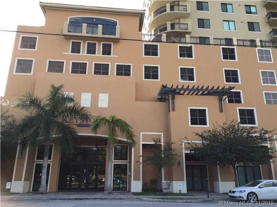 LOCATION,LOCATION. GRAND OPPORTUNITY FOR PEOPLE WHO WANT TO LIVES IN A CONVINIENT AREA. THIS BUILDING IS WITHIN MINUTES OF MIA- INT'L AIRPORT, PORT OF MIA, CORAL GABLES AND SOUTH BEACH. THIS COMPLEX OFFERS AMENITIES LIKE HEATED POOL, GYM, SOCIAL AND BUSINESS AREA.EASY TO SHOW
