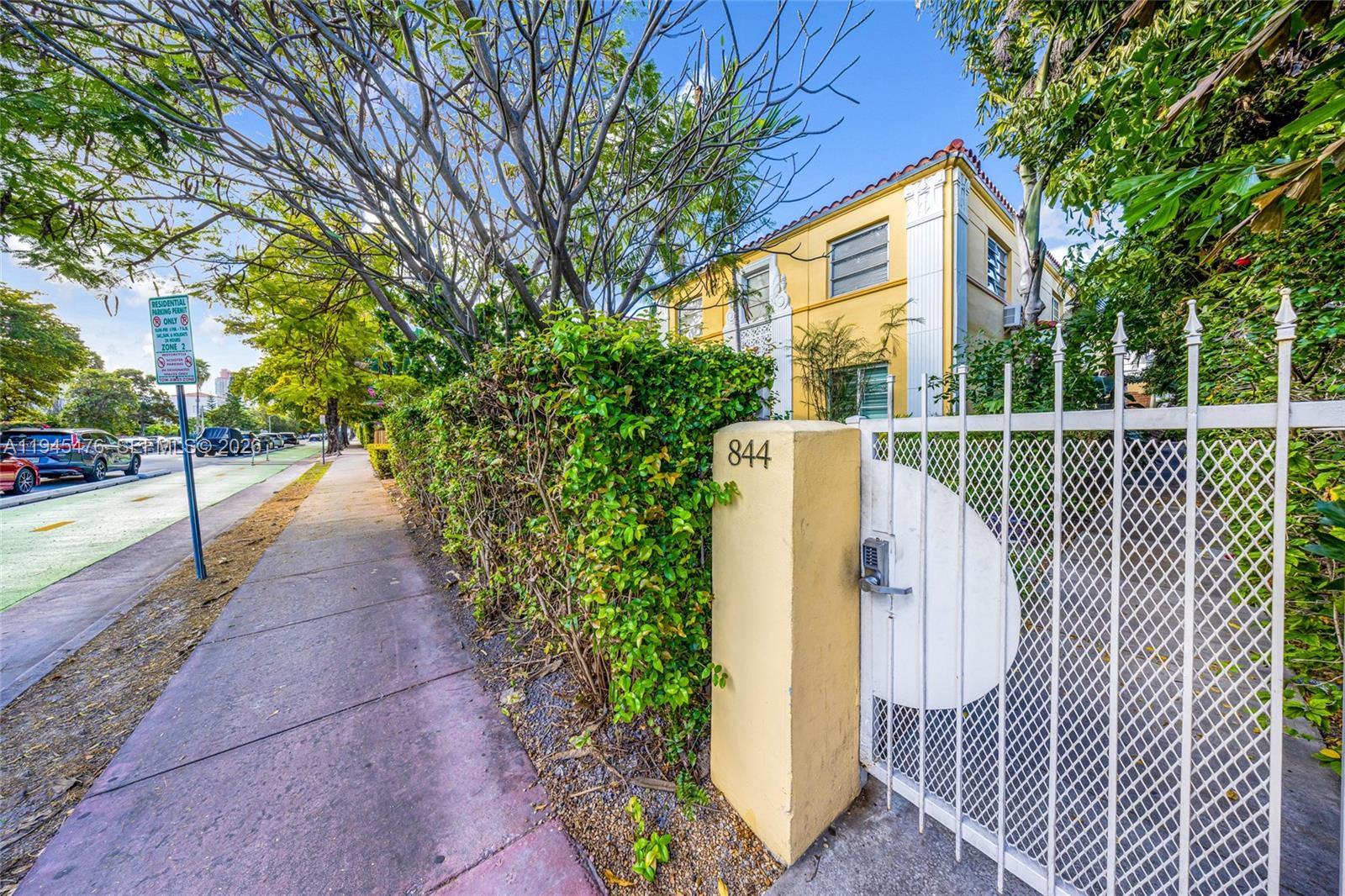 FLAMINGO WAVE CONDO - Residential