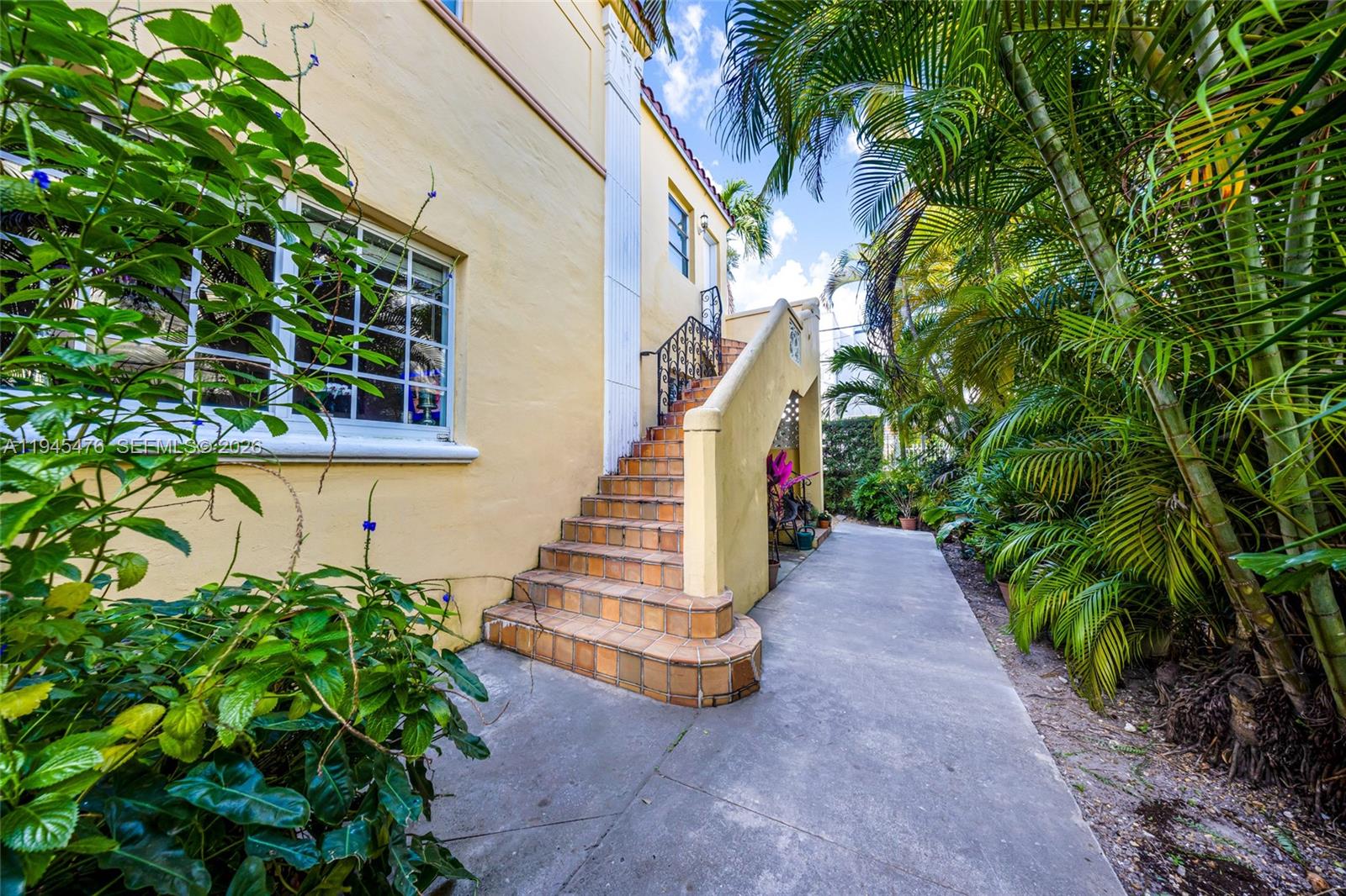 FLAMINGO WAVE CONDO - Residential