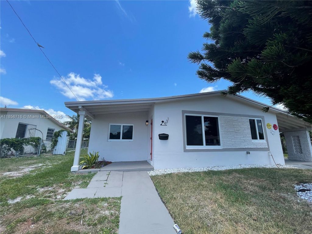 Photo of 631 SW 28th Ter, Fort Lauderdale, FL 33312 (MLS # A11856716)