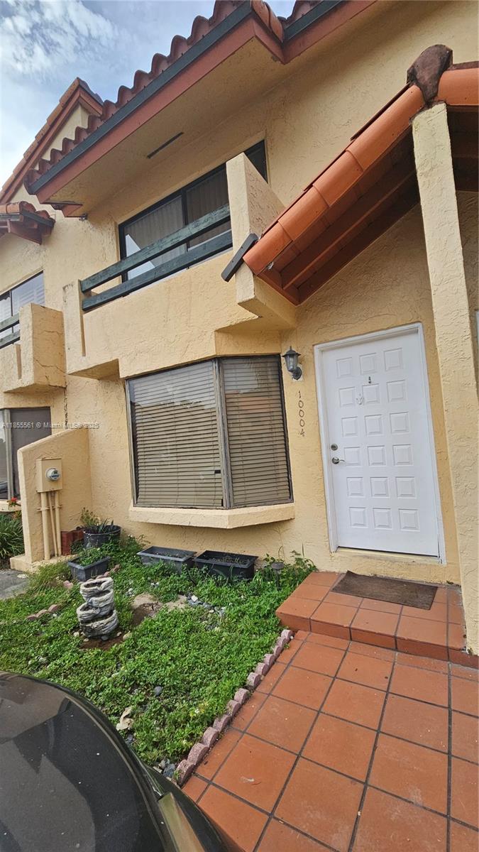 Great location, near downtown Dadeland, just off of US-1 and the Palmetto Expressway. Dadeland Cove is minutes away from the Dadeland Mall and Dadeland South Metrorail Station. This spacious 2 bed/2.5 bath home is waiting for you to make it your own. Kitchen with all white cabinets, stainless steel appliances, fenced patio. 2 assigned parking spaces.
HOA fees Basic Cable and HBO package from Breezeline.24/7 Guardhouse Security Kiosk from Regions Security. Common area landscaping from Plant Brothers. Roof maintenance and repairs from selected roofer, Termite Treatments and Bee Removal. For more information, please contact www.dadelandcovehoa.com