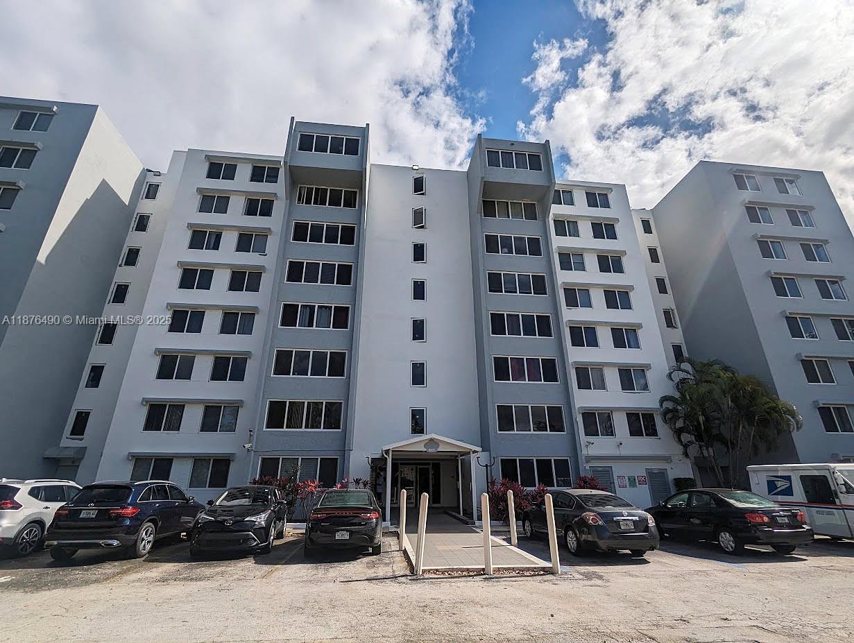 Location, Location, Location! Beautiful 1-bedroom, 1-bathroom apartment in the heart of Dadeland Bright and spacious unit with impact windows, huge walk-in closet, new luxury vinyl plank flooring, central A/C, tankless water heater and dishwasher, 2 parking spaces with plenty of guest parking. Common laundry room on the floor. Across the street from Starbucks, restaurants, shops and more. Minutes away from Dadeland Mall, Publix, Downtown Dadeland, Metrorail, I-95 and US1.
Don't Miss Out this Great Opportunity.