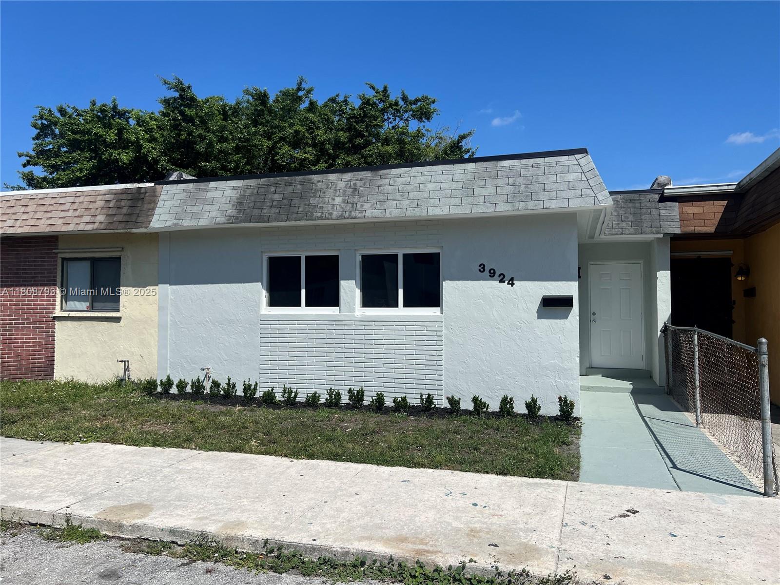 Property for Sale at 3924 Nw 207th St Rd, Miami Gardens, Broward County, Florida - Bedrooms: 3 
Bathrooms: 2  - $399,000
