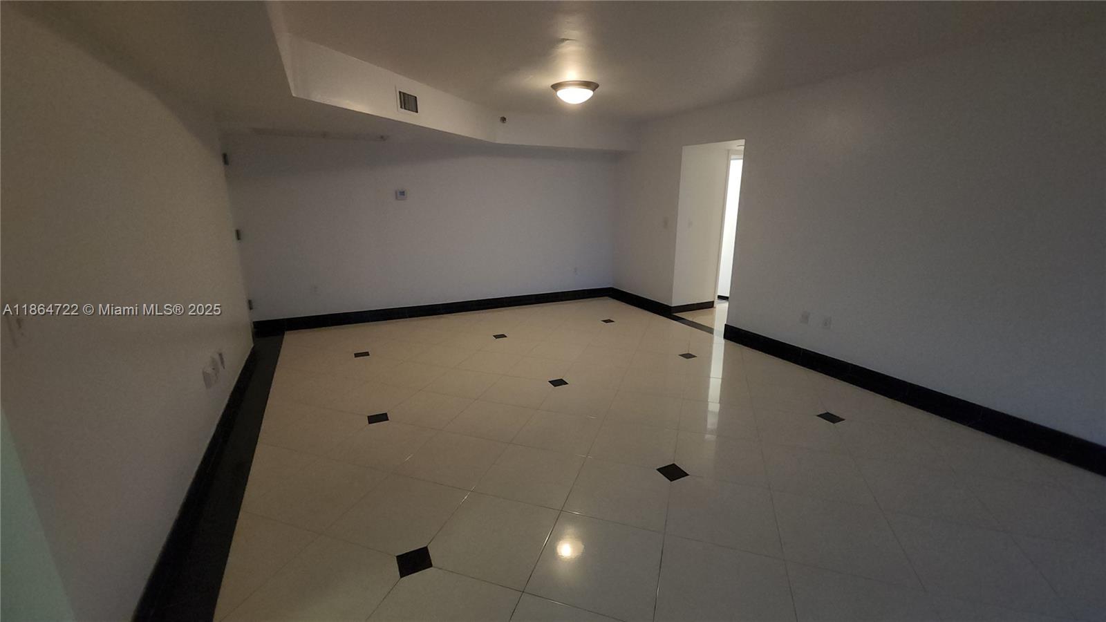 5900 Collins Ave 906