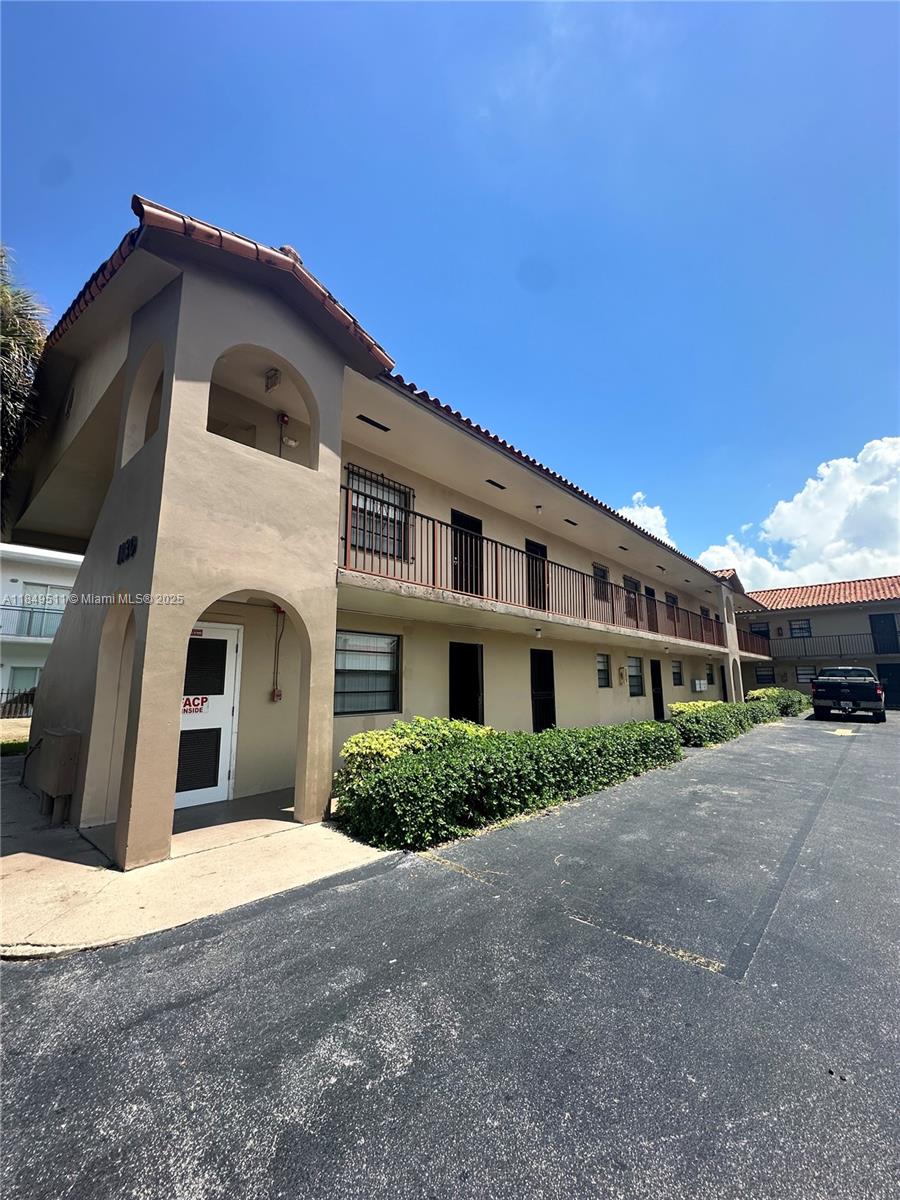Bright and beautiful 3 Bed/2 Bath. Spacious unit with great natural light in a convenient location. all utilities included.