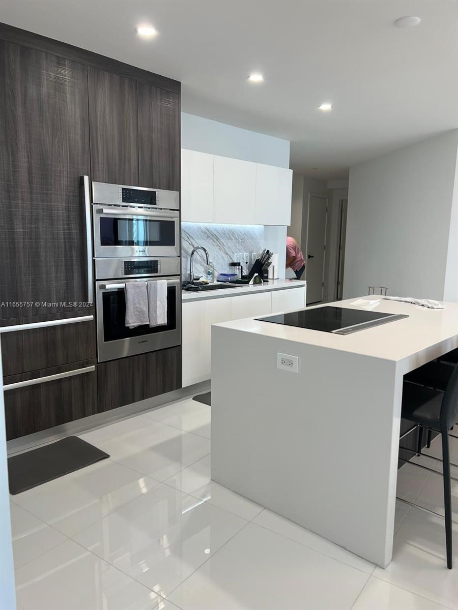 PARAMOUNT MIAMI WORLDCENT - Residential Lease