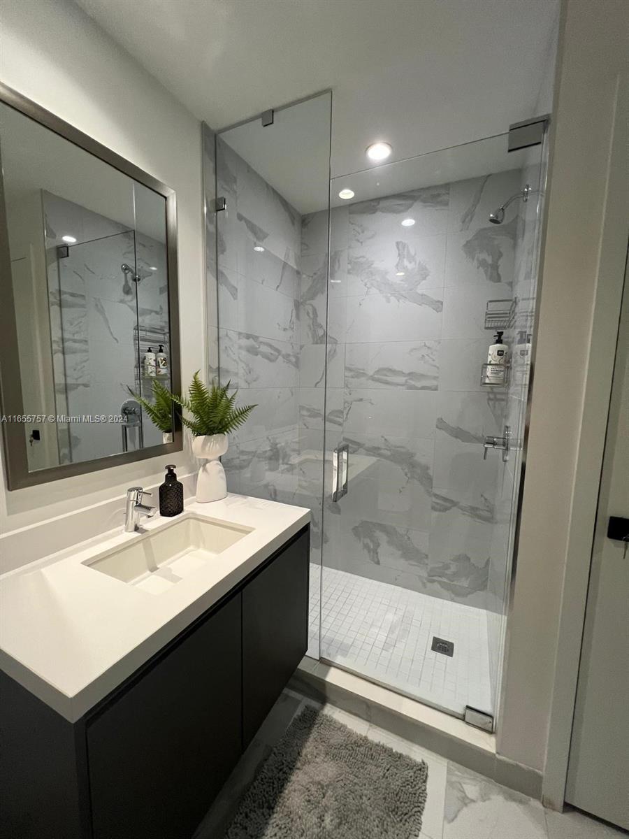 PARAMOUNT MIAMI WORLDCENT - Residential Lease