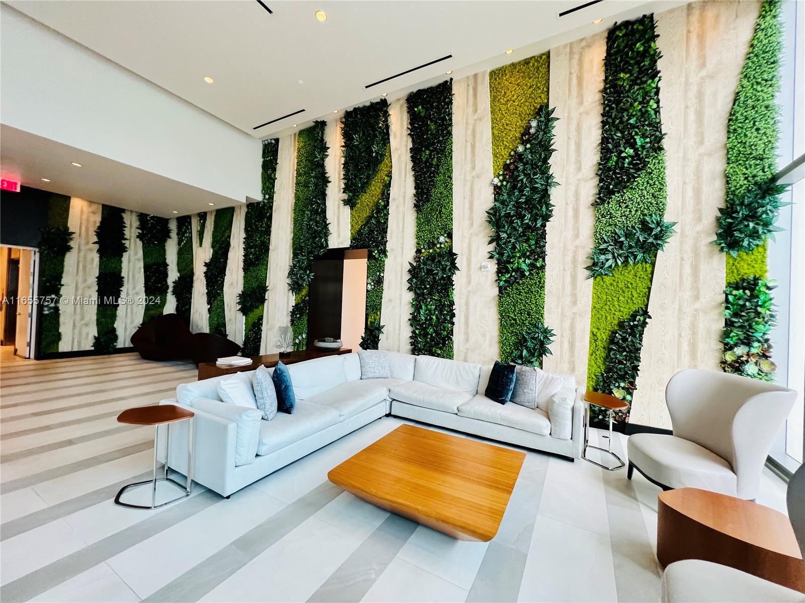 PARAMOUNT MIAMI WORLDCENT - Residential Lease