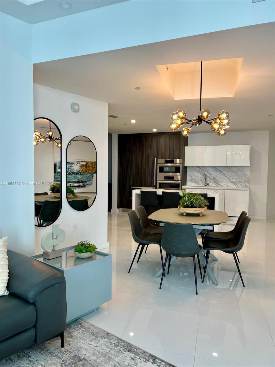 PARAMOUNT MIAMI WORLDCENT - Residential Lease