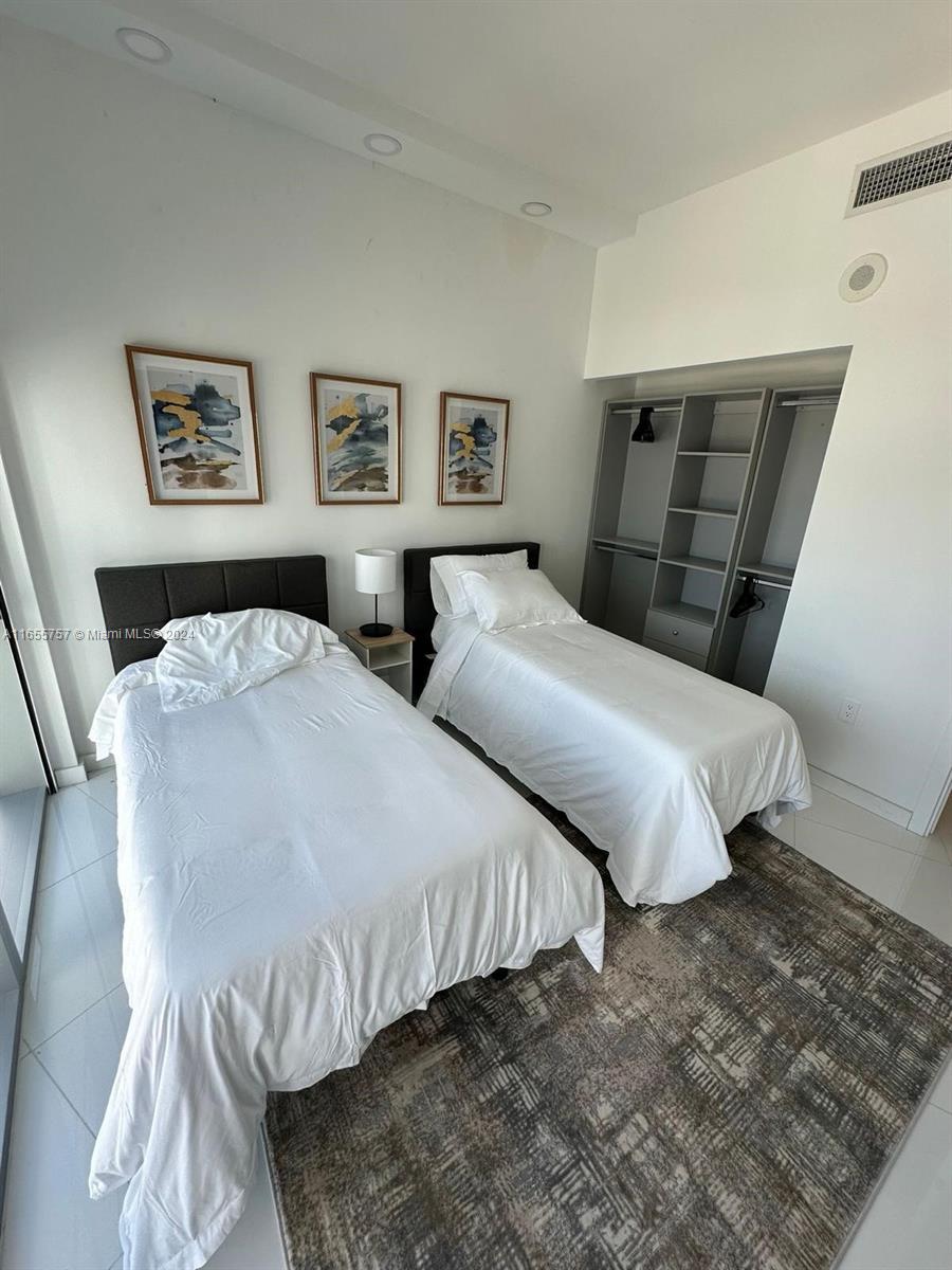 PARAMOUNT MIAMI WORLDCENT - Residential Lease